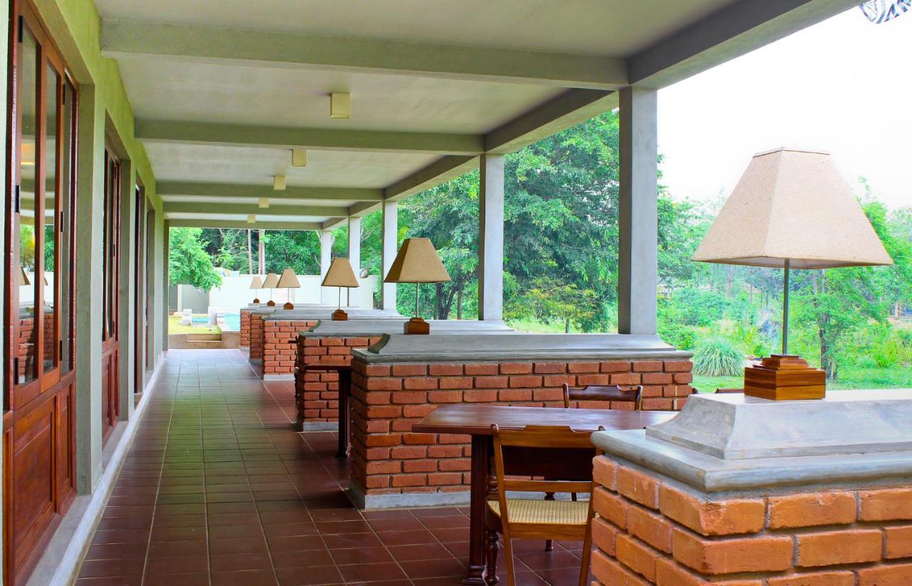 Ehalagala Lake Resort Sigirija Zewnętrze zdjęcie